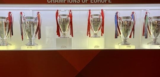 Seis trofeos con cascos, armaduras, banderas, tambores y armas como...