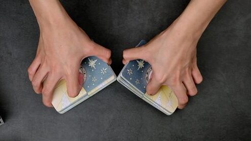 Cómo barajar las cartas del Tarot (barajar para obtener la mejor energía)